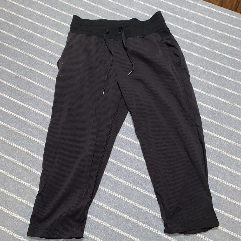 Lululemon Black‎ Striped Cropped Joggers Size 4 Women's Athletic